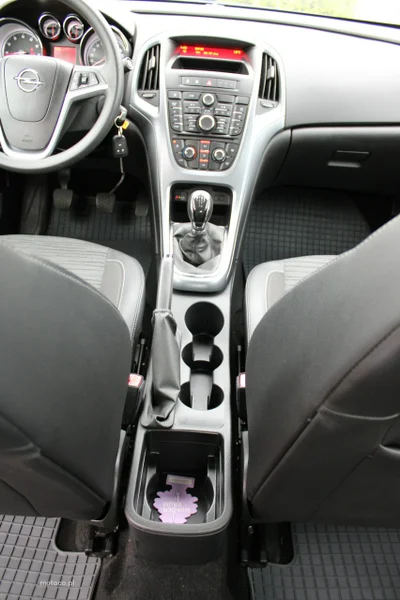 Opel Astra J 47
