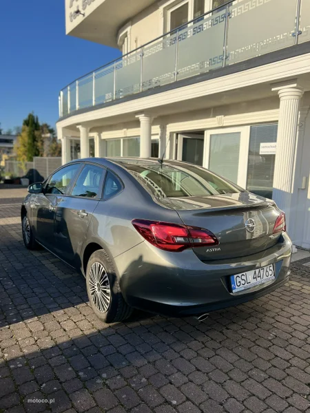 Opel Astra J 4