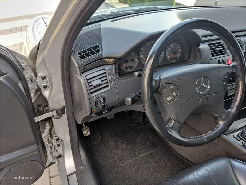 Mercedes-Benz Klasa E W210 E 240 12