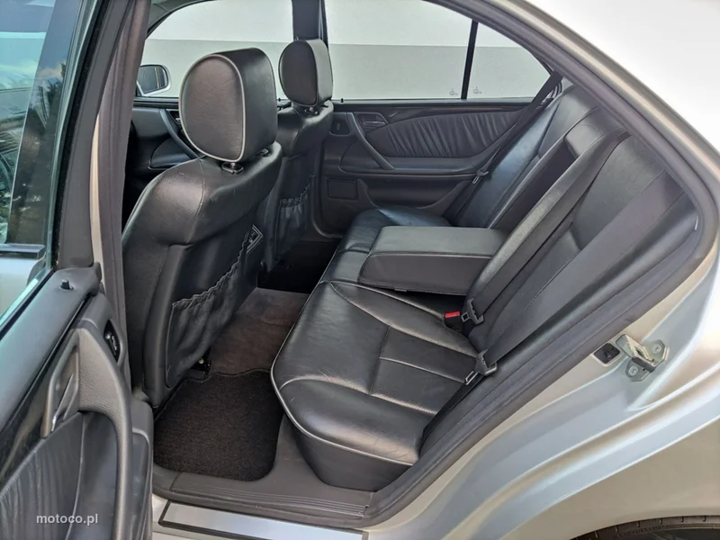 Mercedes-Benz Klasa E W210 E 240 21