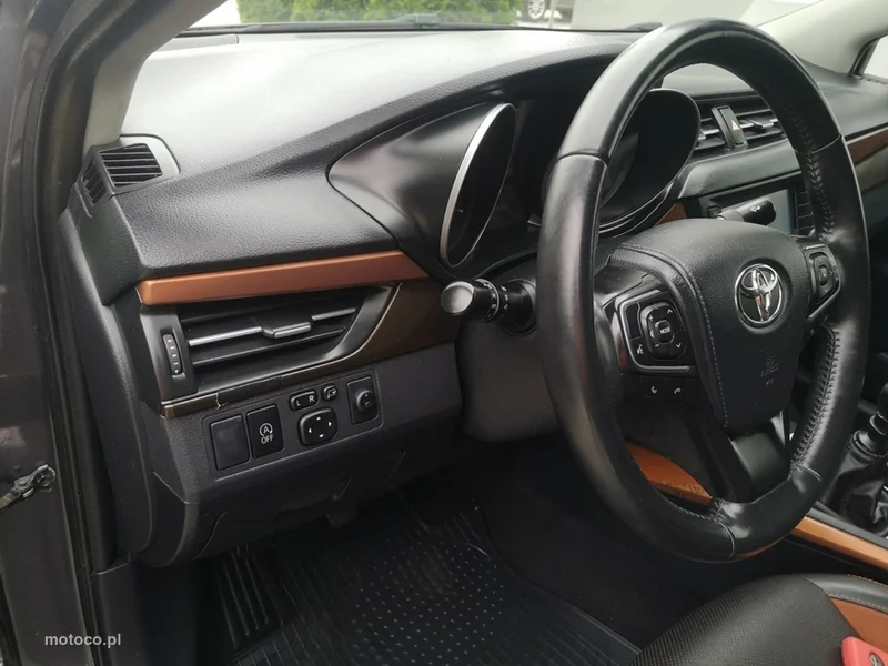 Toyota Avensis T27 12