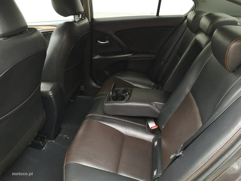 Toyota Avensis T27 19