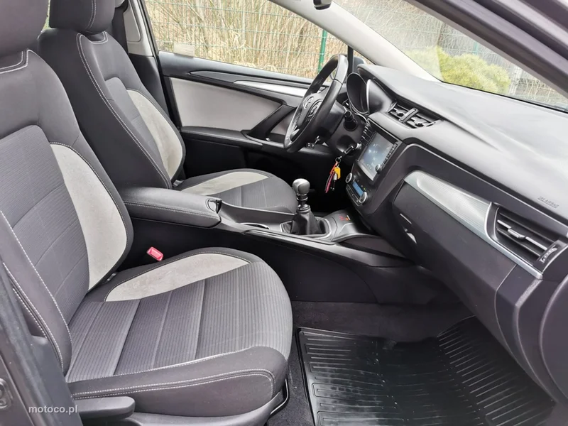 Toyota Avensis T27 17