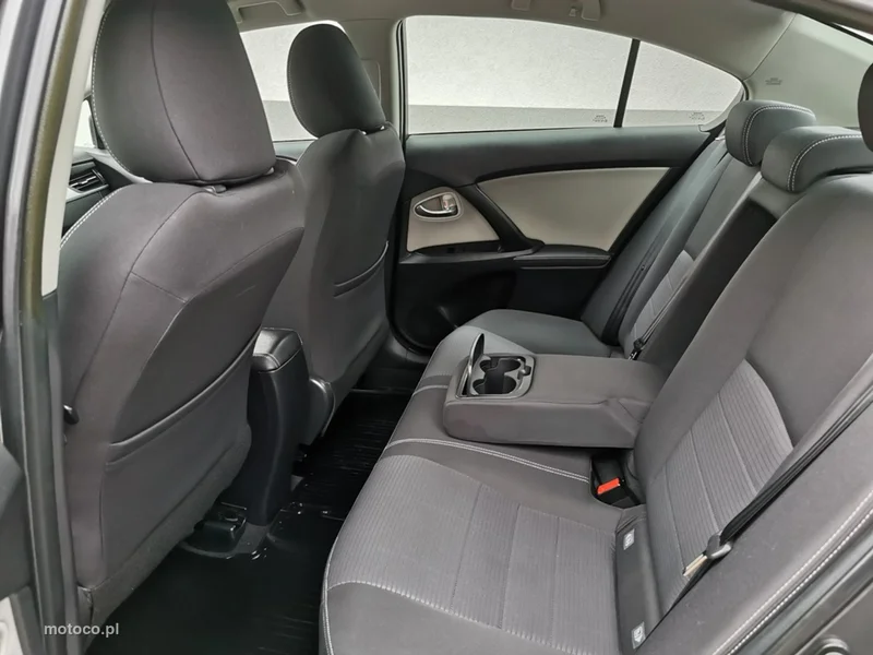Toyota Avensis T27 18