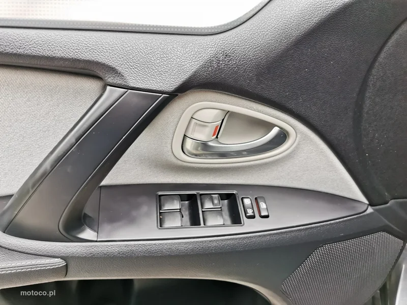 Toyota Avensis T27 23