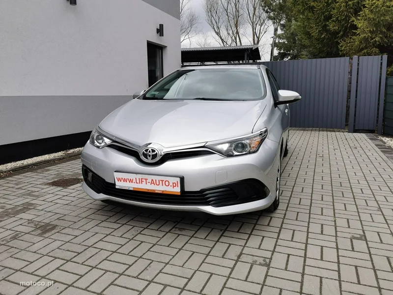 Toyota Auris E180