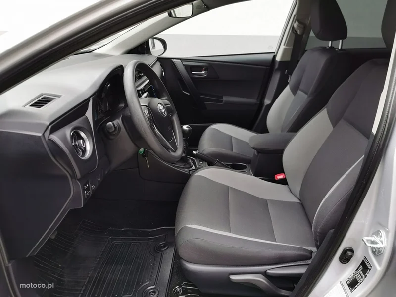 Toyota Auris E180 11