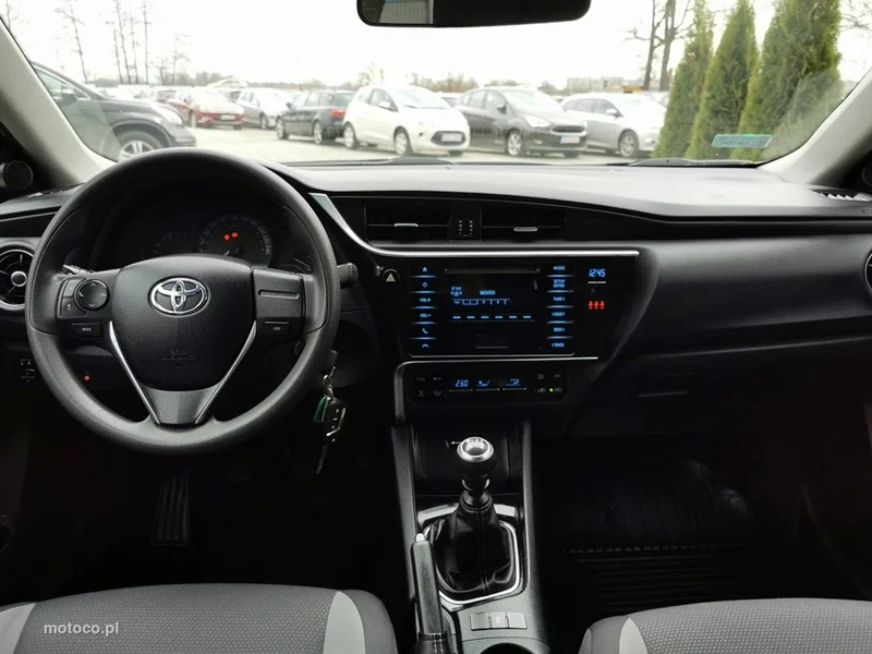 Toyota Auris E180 12