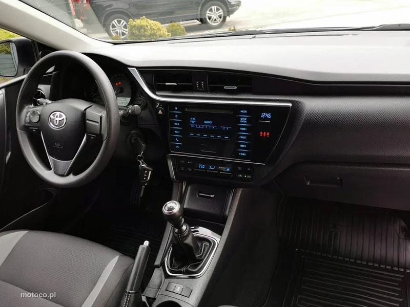 Toyota Auris E180 13