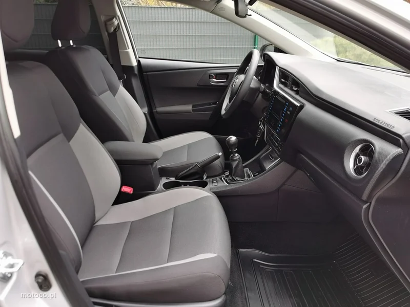 Toyota Auris E180 15