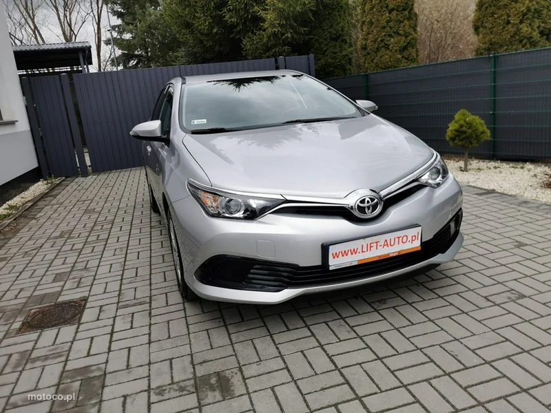 Toyota Auris E180 3