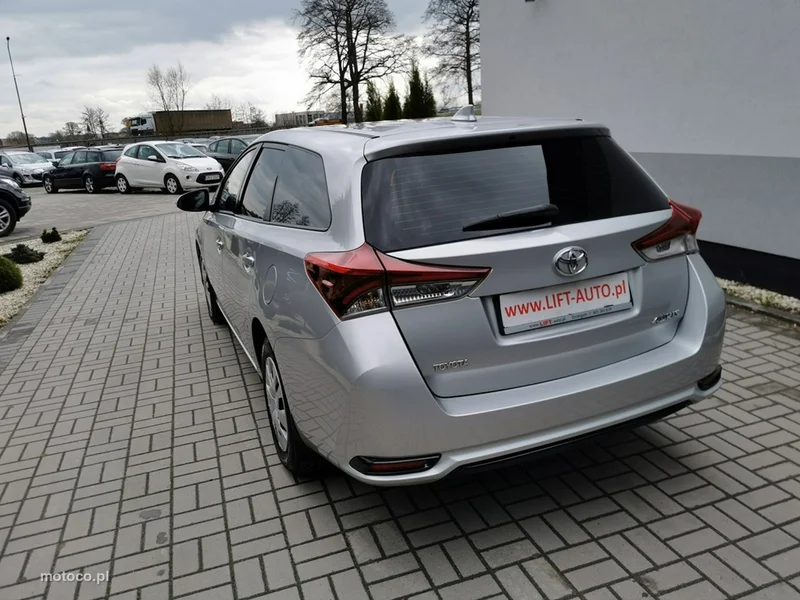 Toyota Auris E180 8