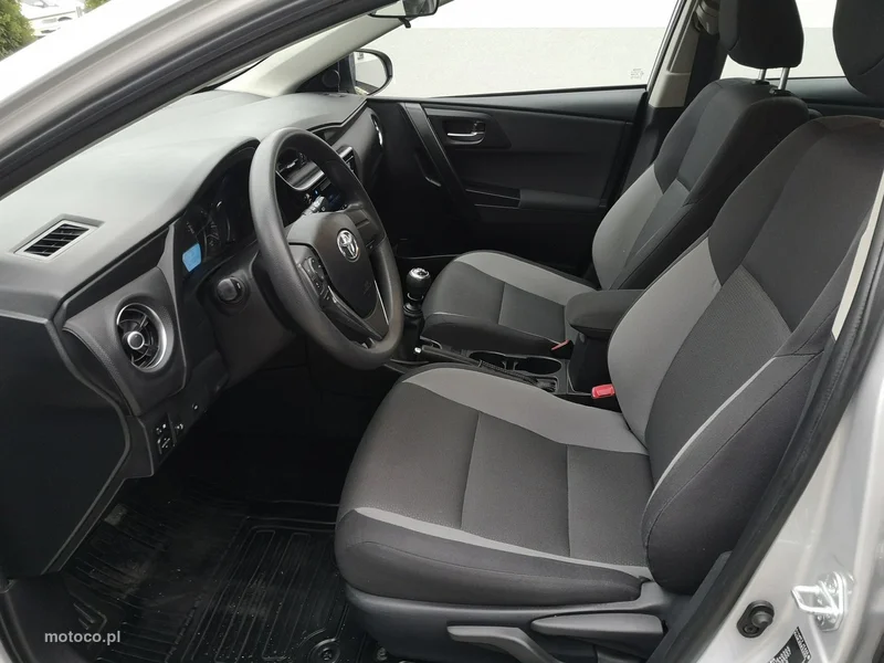 Toyota Auris E180 11
