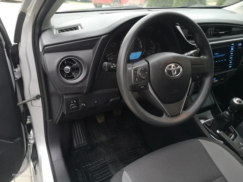 Toyota Auris E180 12