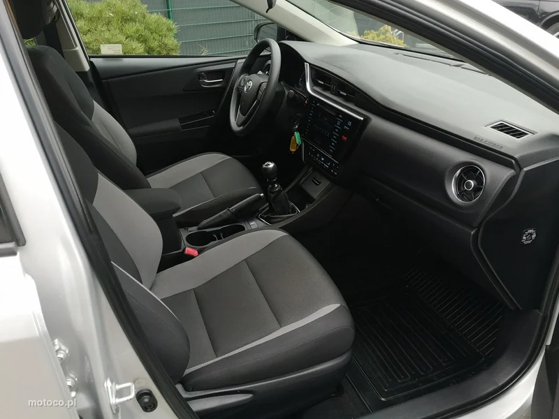 Toyota Auris E180 17