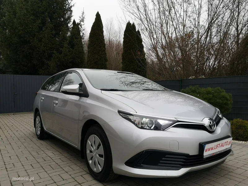 Toyota Auris E180 3