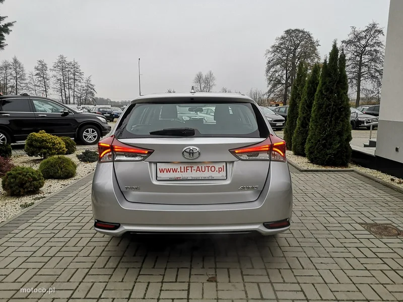 Toyota Auris E180 6