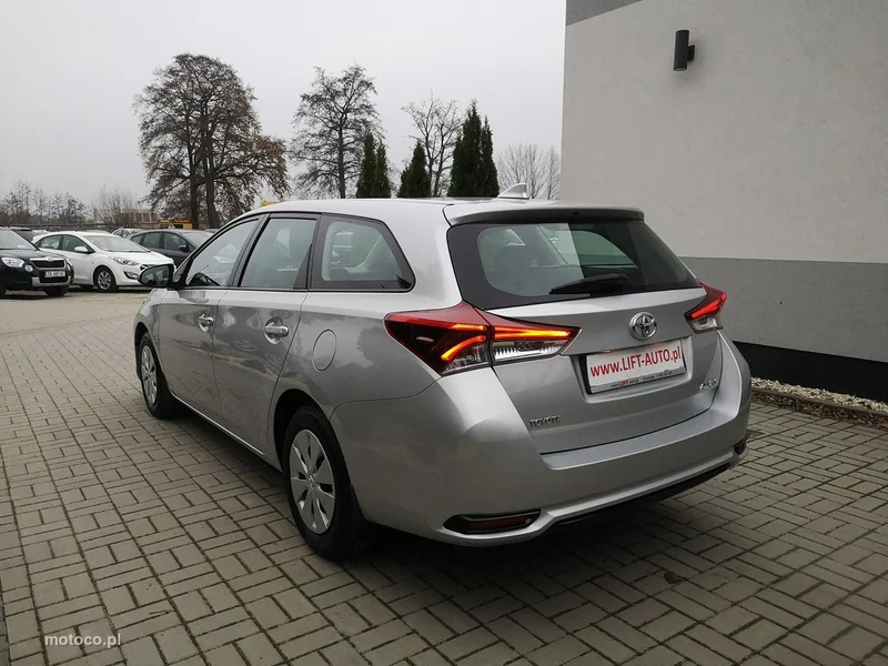 Toyota Auris E180 9
