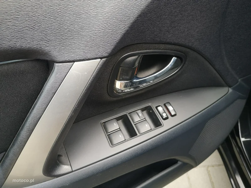 Toyota Avensis T27 11