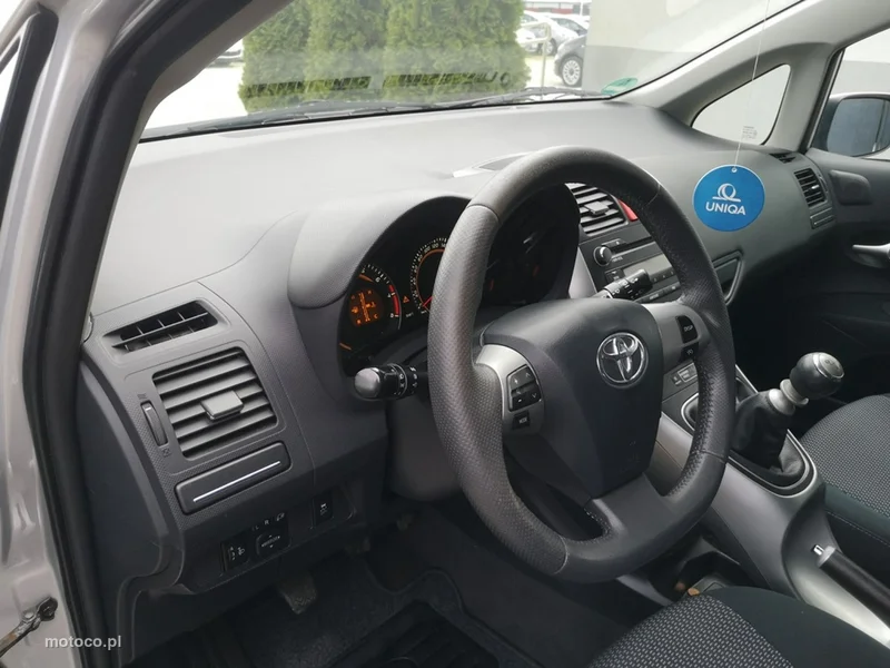 Toyota Auris E150 12