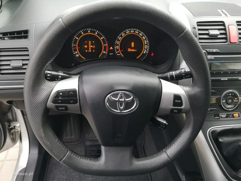Toyota Auris E150 14
