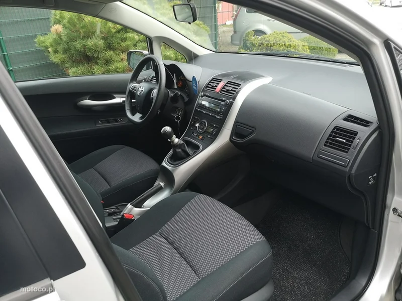 Toyota Auris E150 19