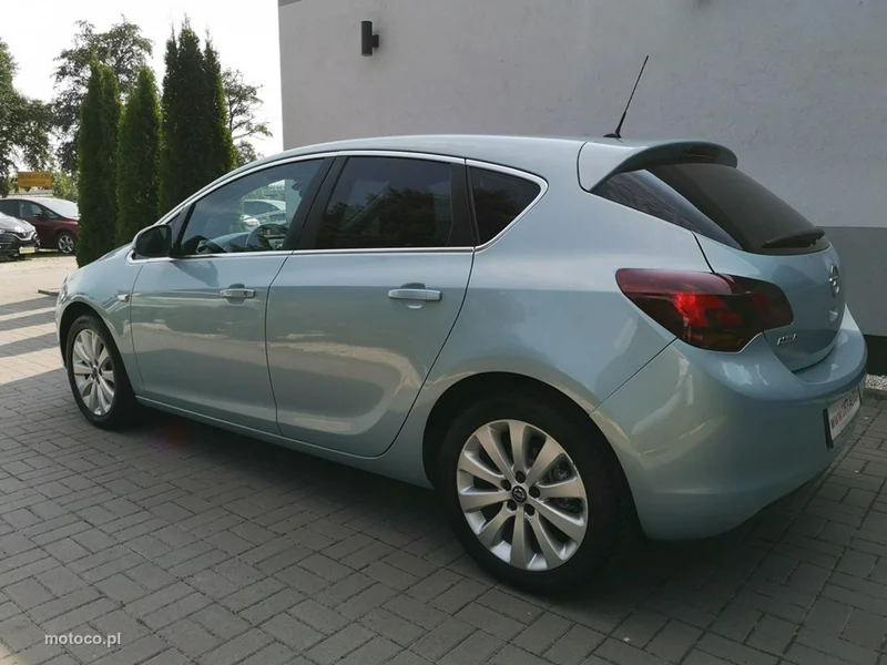 Opel Astra J 9