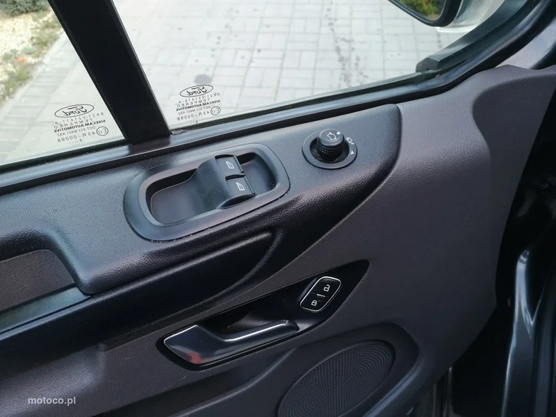 Ford Tourneo Custom 11