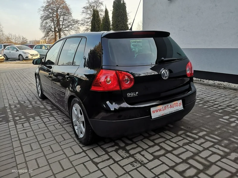 Volkswagen Golf V 8