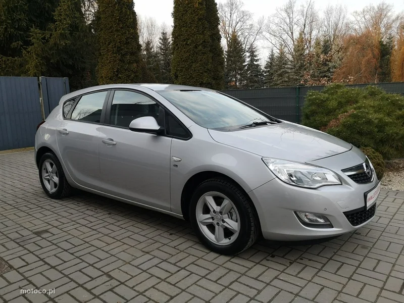 Opel Astra J 4