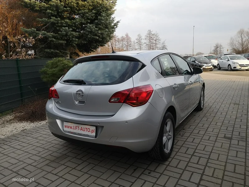 Opel Astra J 6