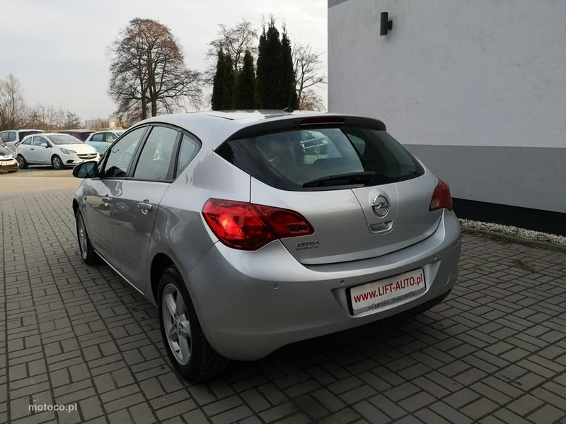 Opel Astra J 8