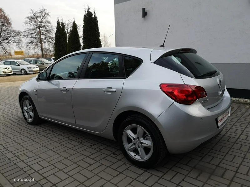 Opel Astra J 9