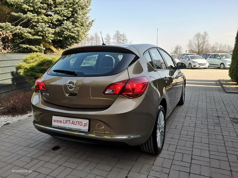 Opel Astra J 6