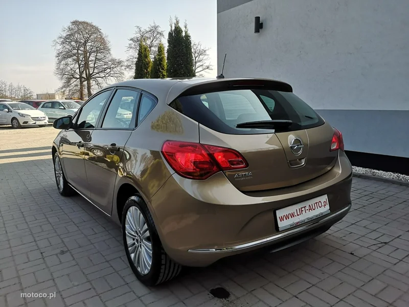 Opel Astra J 8
