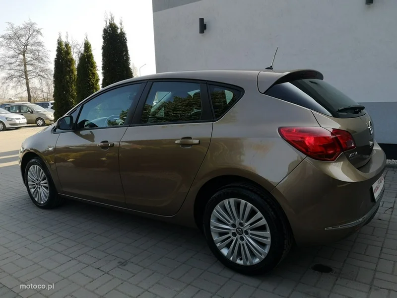 Opel Astra J 9