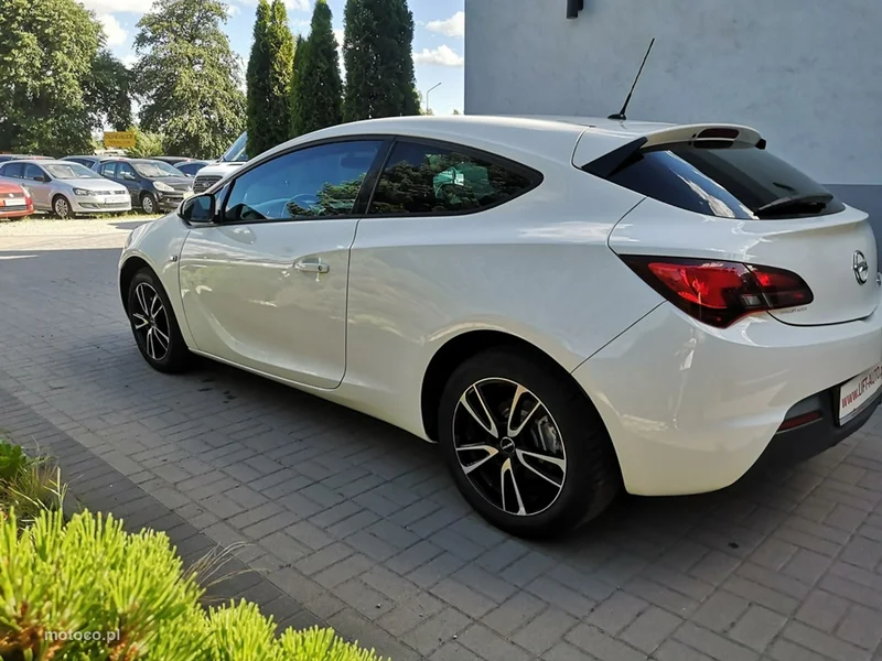 Opel Astra J 9