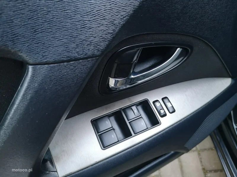 Toyota Avensis T27 11