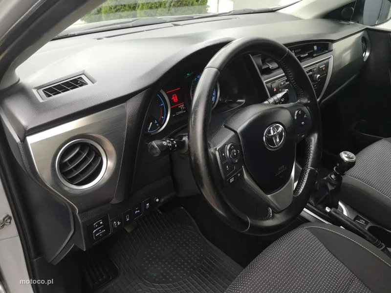 Toyota Auris E180 12