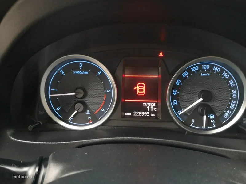 Toyota Auris E180 13