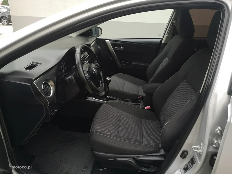Toyota Auris E180 17