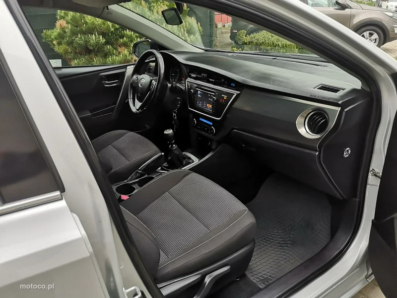 Toyota Auris E180 19