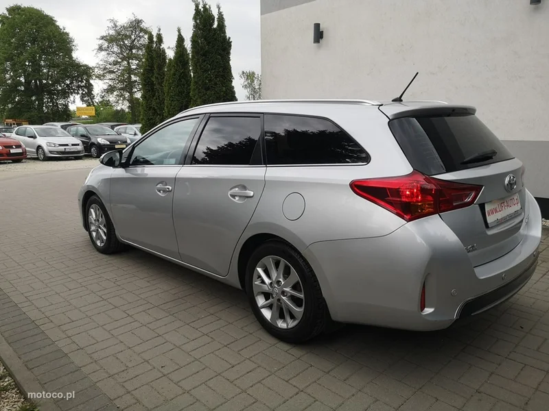 Toyota Auris E180 9