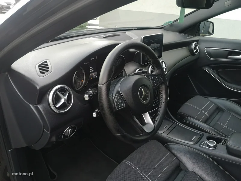 Mercedes-Benz GLA X156 GLA 180 12