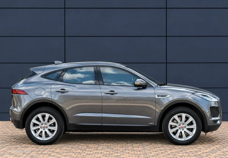 Jaguar E-Pace 11
