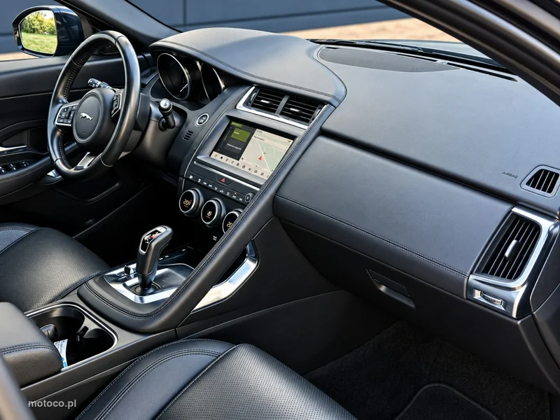 Jaguar E-Pace 16
