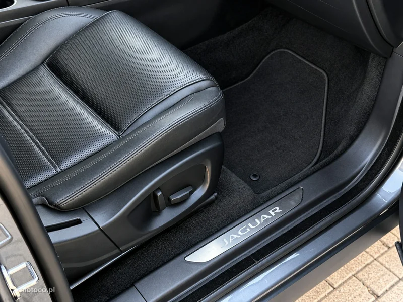 Jaguar E-Pace 36