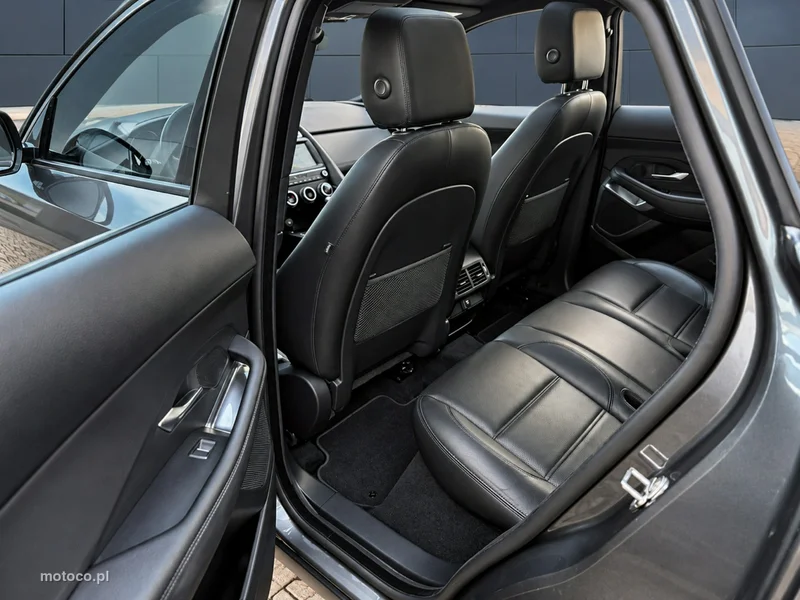 Jaguar E-Pace 9