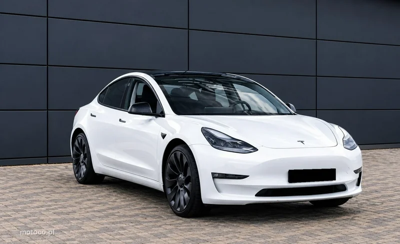 Tesla Model 3 4