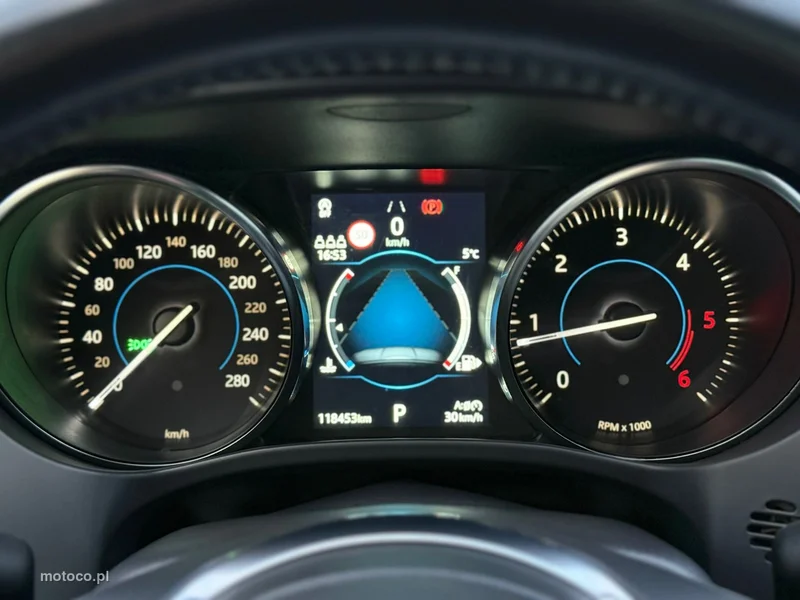 Jaguar F-Pace 29